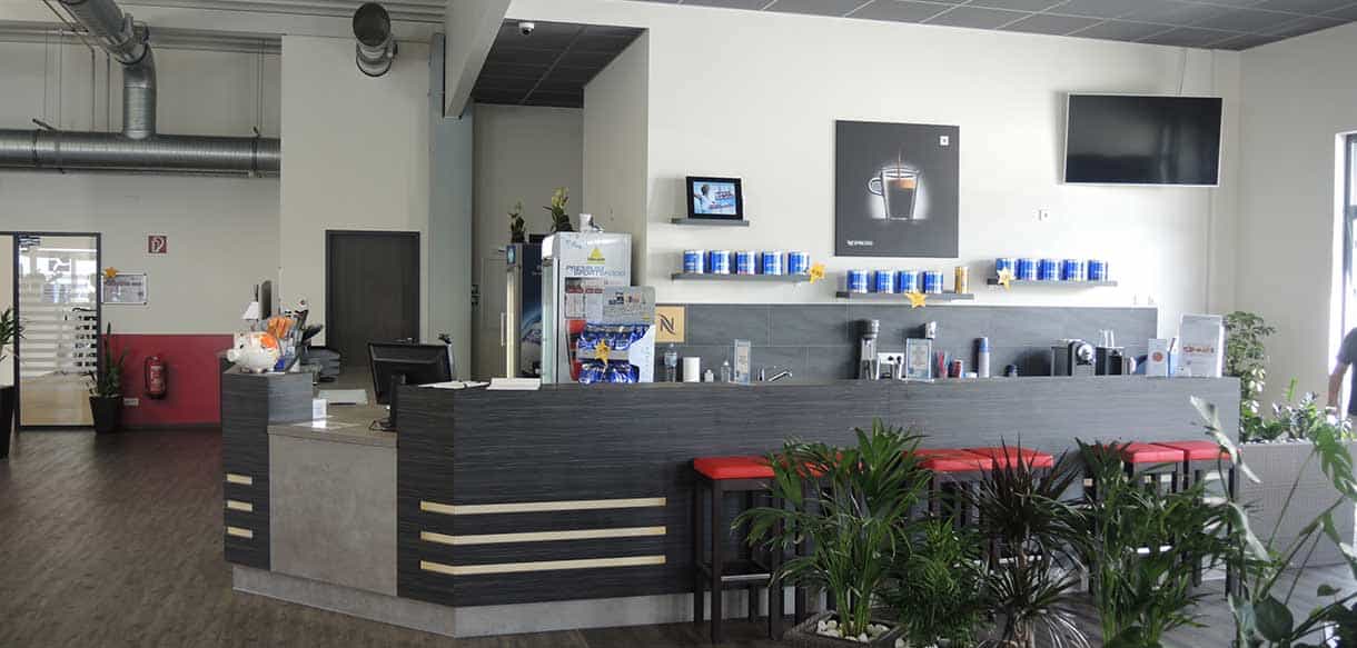 Empfangstheke mit Barhockern im Fitnessstudio Life Fitness Rödermark
