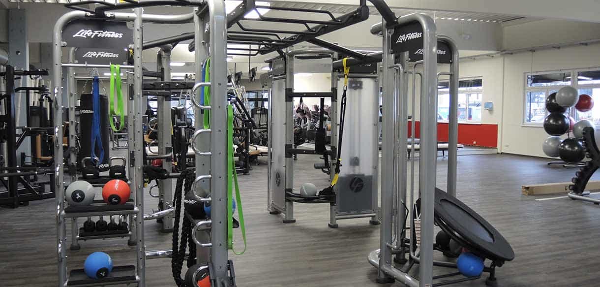 Trainingsfläche von Life Fitness Rödermark mit Funktionsturm und Kraftgeräten
