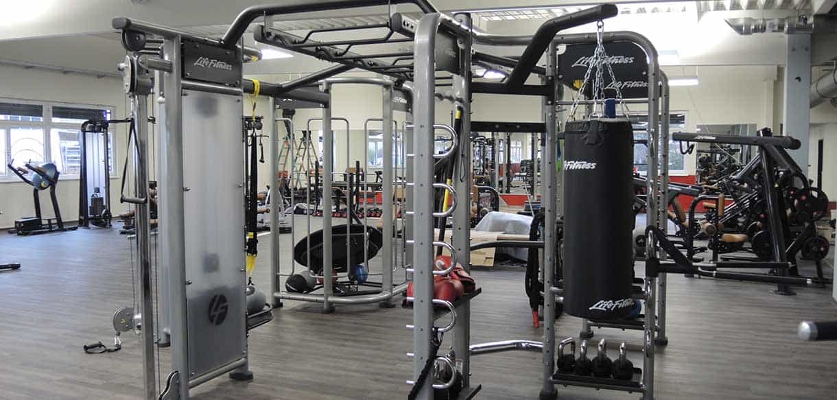 Trainingsbereich mit Boxsack und Kraftgeräten im Fitnessstudio Life Fitness Rödermark