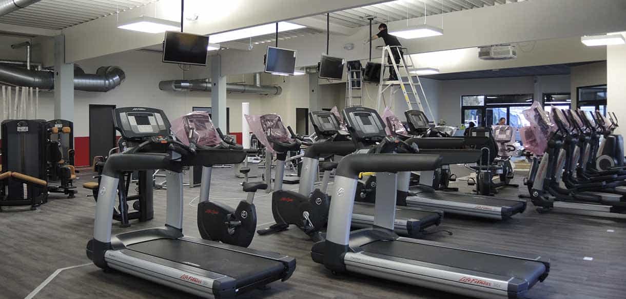 Cardiobereich mit Laufbändern im Fitnessstudio Life Fitness Rödermark