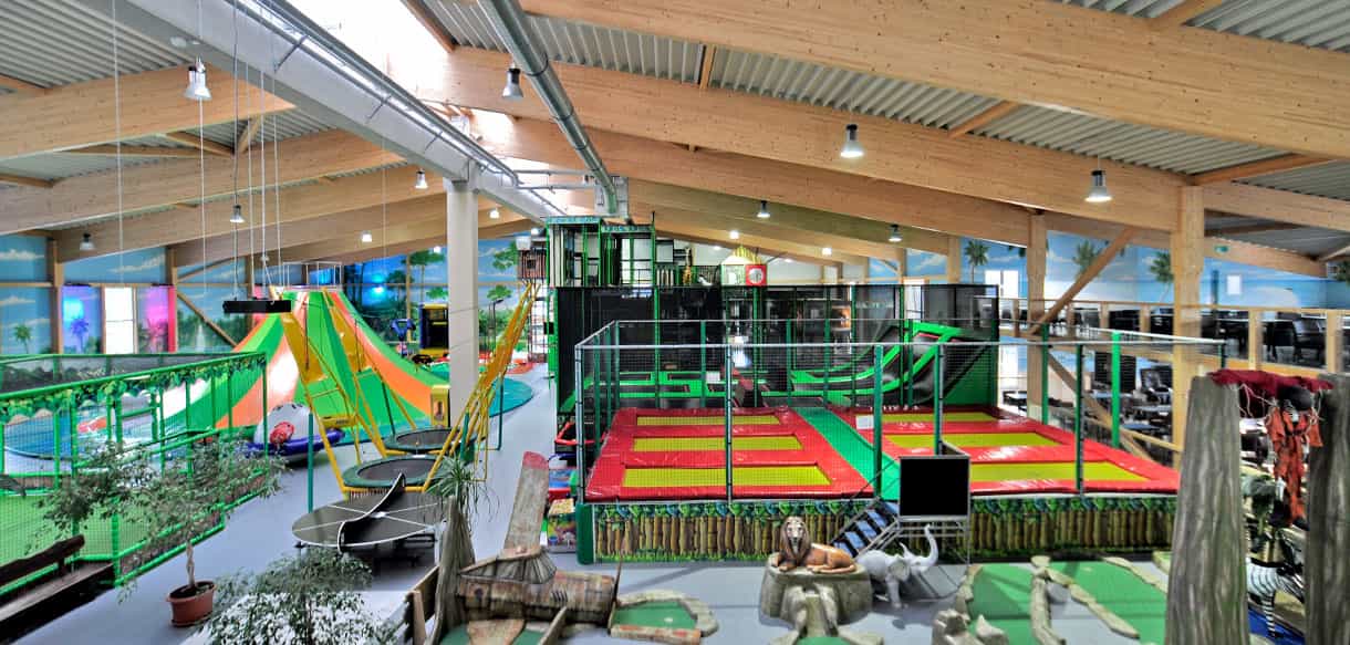 Trampolinanlage und Klettergerüst in der Spielhalle Kibungu in Wurmberg
