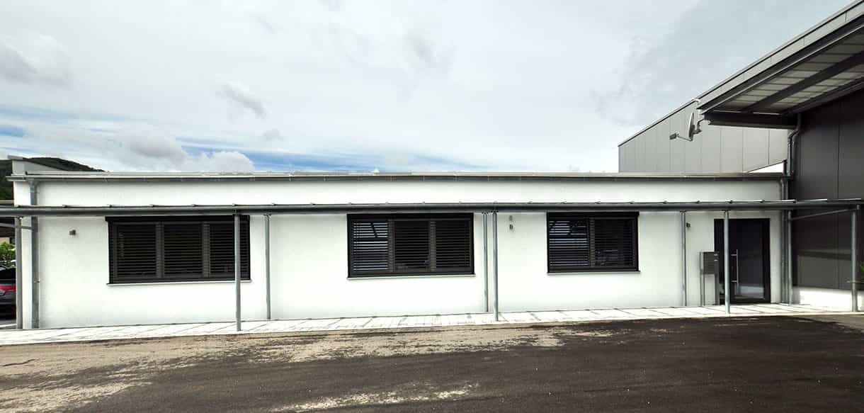 Bürotrakt mit Flachdach und Fensterreihe am Betriebsgebäude von BC Sports in Deggingen