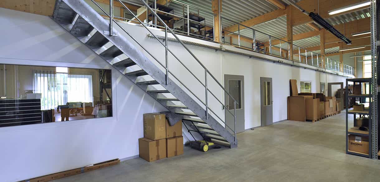 Stahltreppe zur Galerie in der Lagerhalle des Betriebsgebäudes von BC Sports in Deggingen