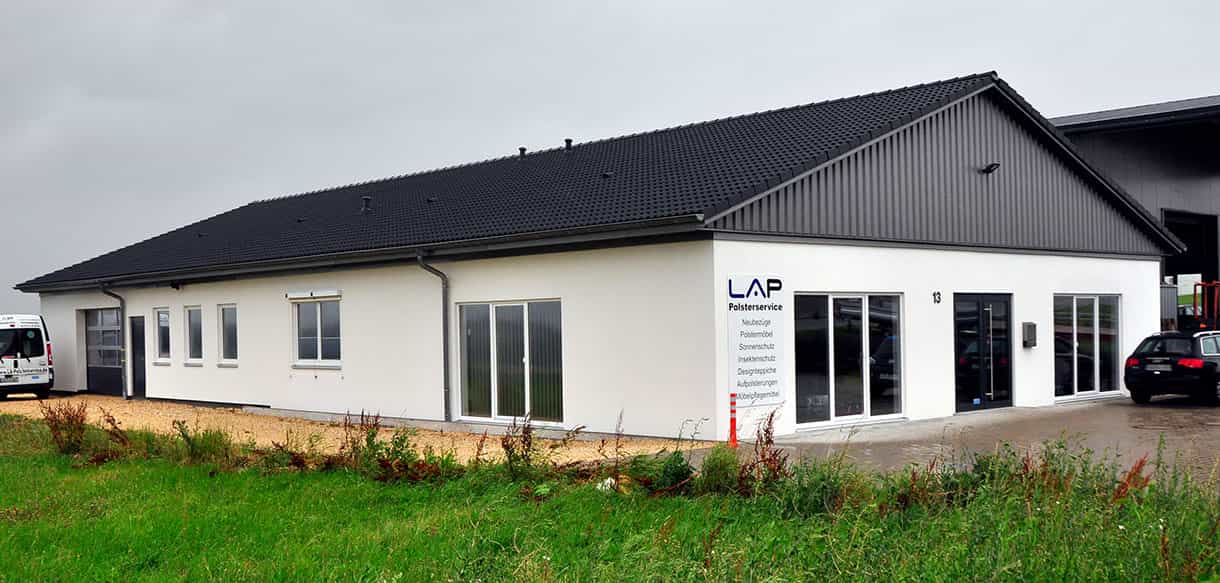 Betriebsgebäude von LA Polsterservice von Haas Gewerbebau mit weißer Fassade und Satteldach