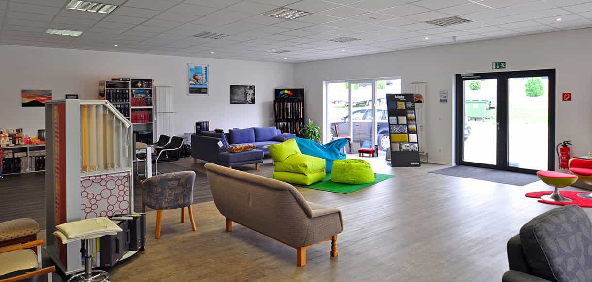 Ausstellungsraum von LA Polsterservice mit Sofas, Sesseln und Sitzsäcken