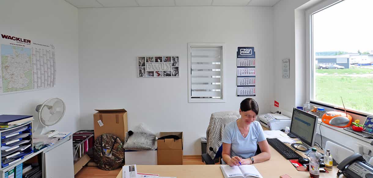 Büro im Betriebsgebäude von LA Polsterservice mit Mitarbeiterin am Schreibtisch