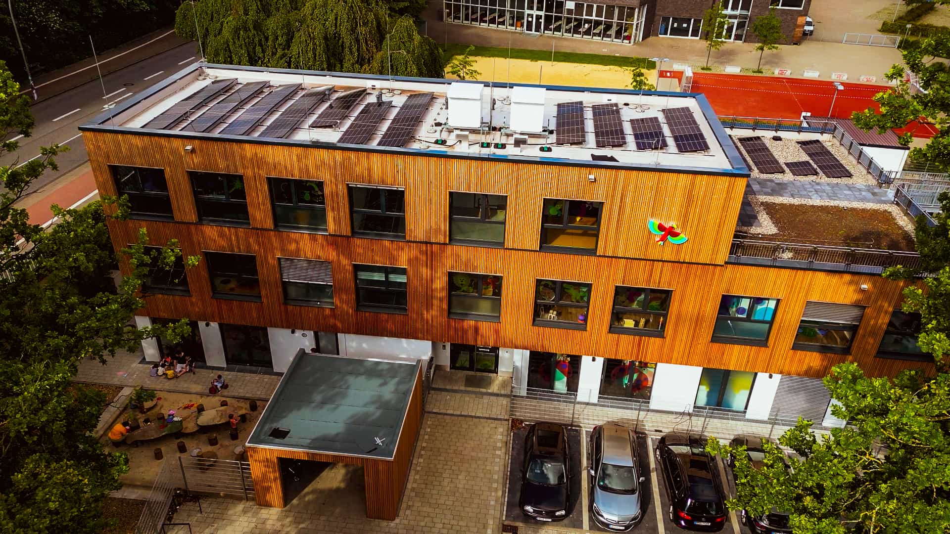 Luftaufnahme der Kita von Klüver & Kompanie in Hamburg mit Holzfassade und Photovoltaik