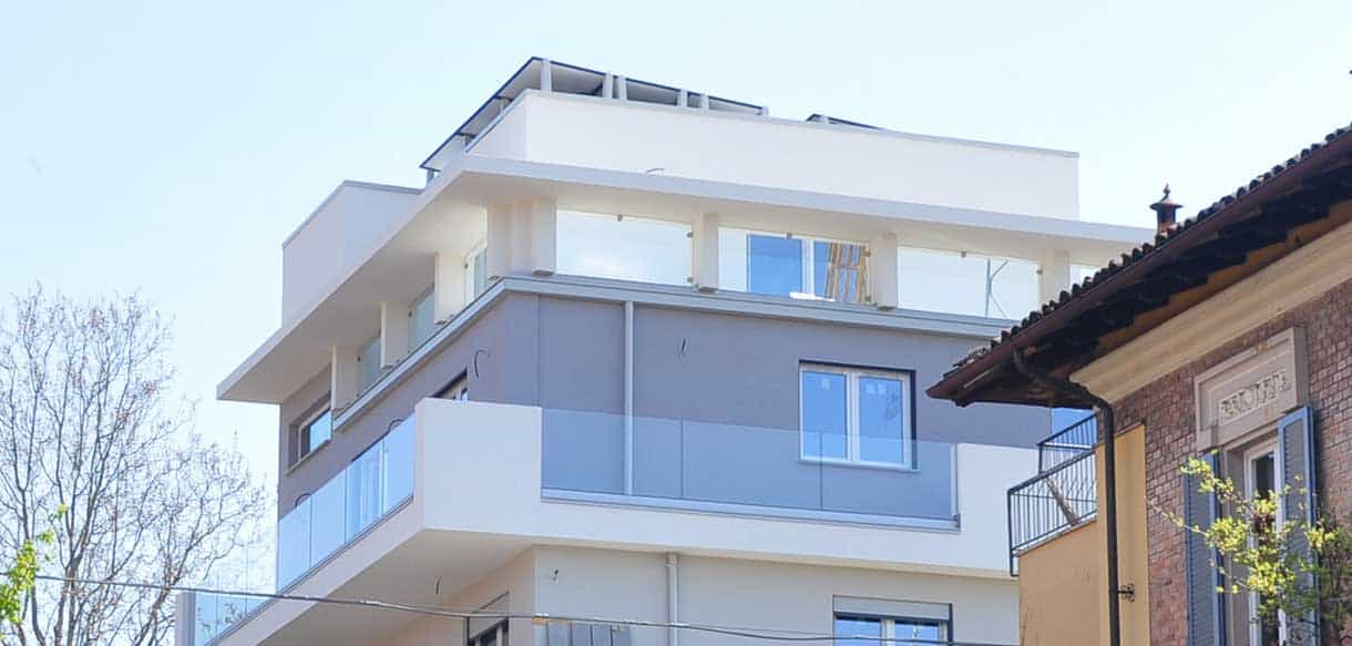 Fünfgeschossiges Wohngebäude Alca in Modena mit Penthouse und Balkonen, Außenansicht Haas Holzbausysteme