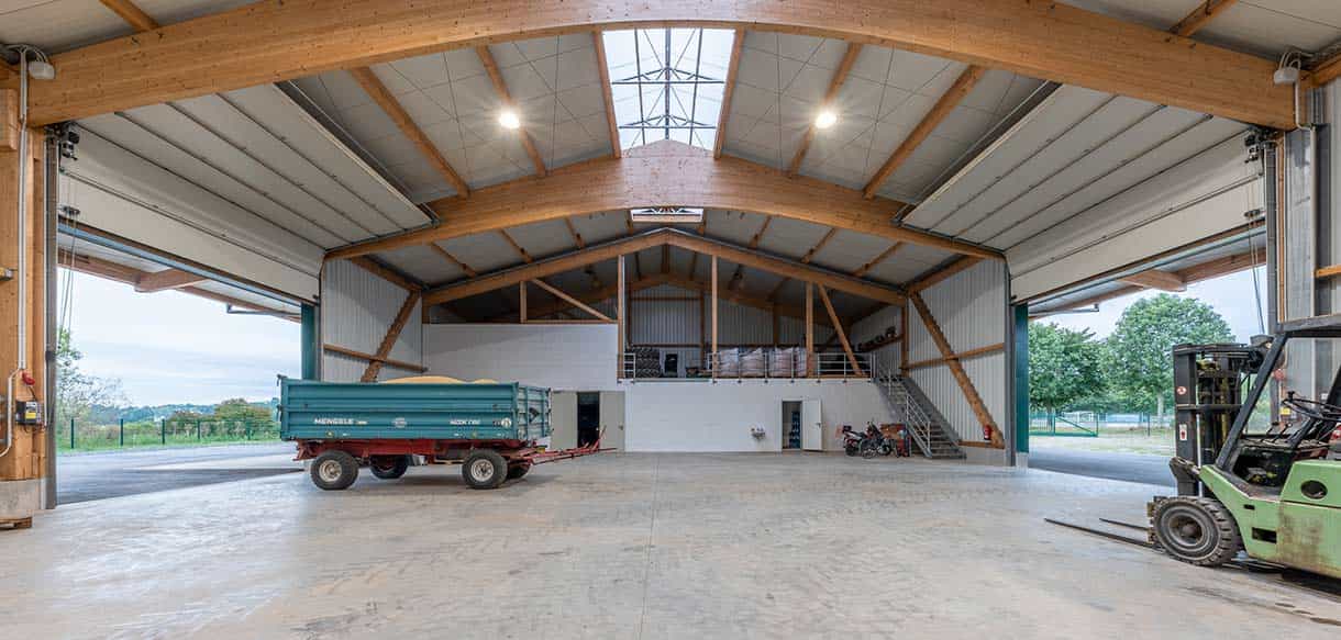 Halle mit Sozialgebäude mit Haas Landwirtschaftsbau