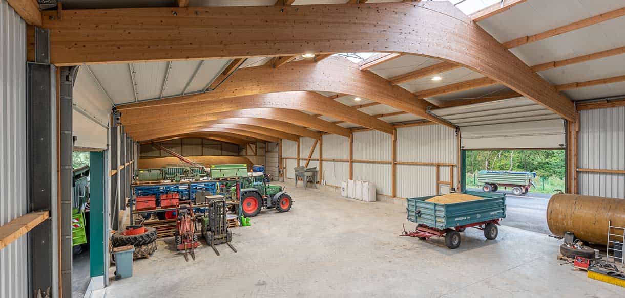 Halle mit Sozialgebäude mit Haas Landwirtschaftsbau