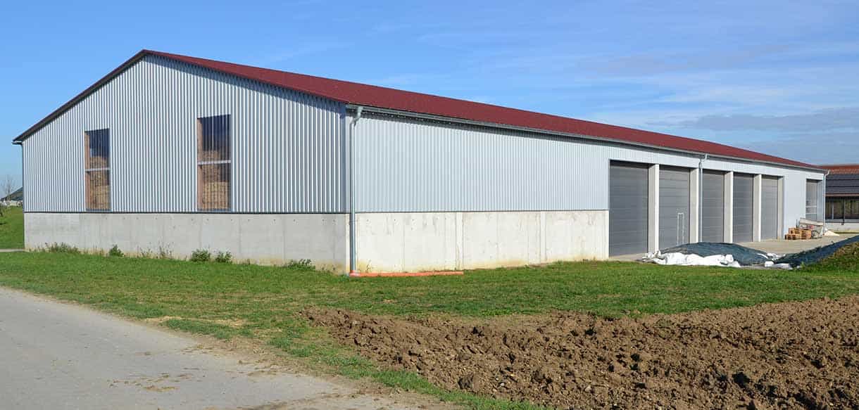 Mehrzwecklagerhalle mit Lichtplatten von Haas Landwirtschaftsbau