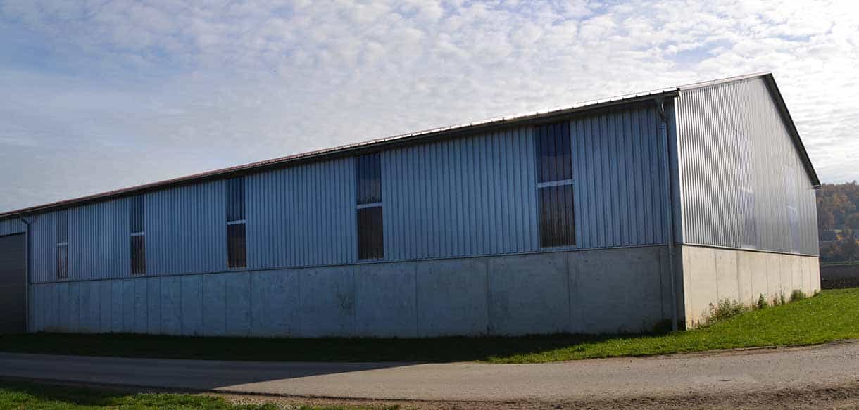 Mehrzwecklagerhalle mit Lichtplatten von Haas Landwirtschaftsbau