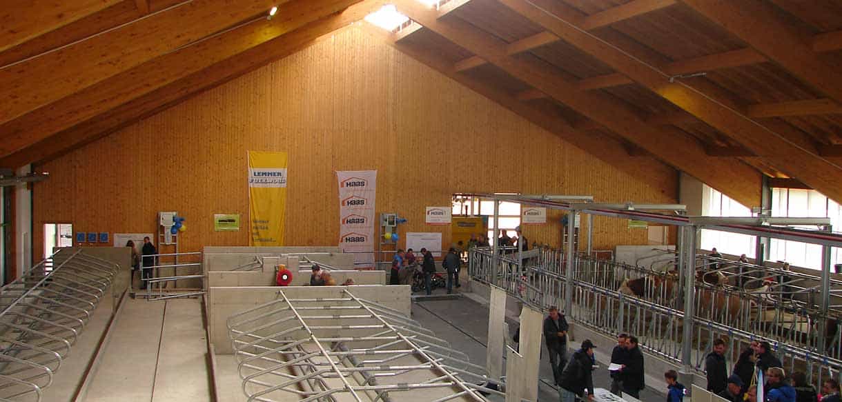 Milchviehstall mit Firstlüftung von Haas Landwirtschaftsbau