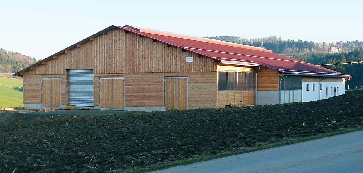 Milchviehstall und Jungviehstall mit absenkbaren Lichtbändern von Haas Landwirtschaftsbau