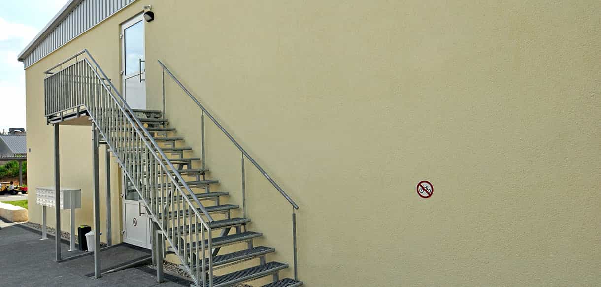 Stahlaußentreppe zum Obergeschoss des Wohnheims mit 29 Zimmern in Neunkirchen am Sand