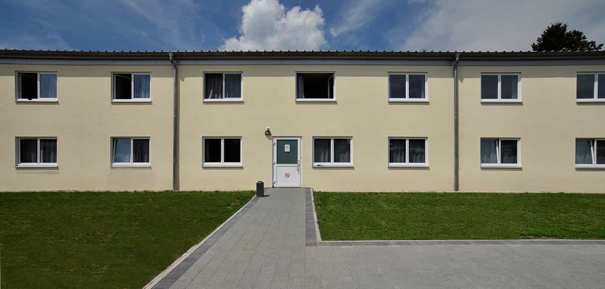 Längsfassade des zweigeschossigen Wohnheims in Neunkirchen am Sand mit Rasenfläche davor
