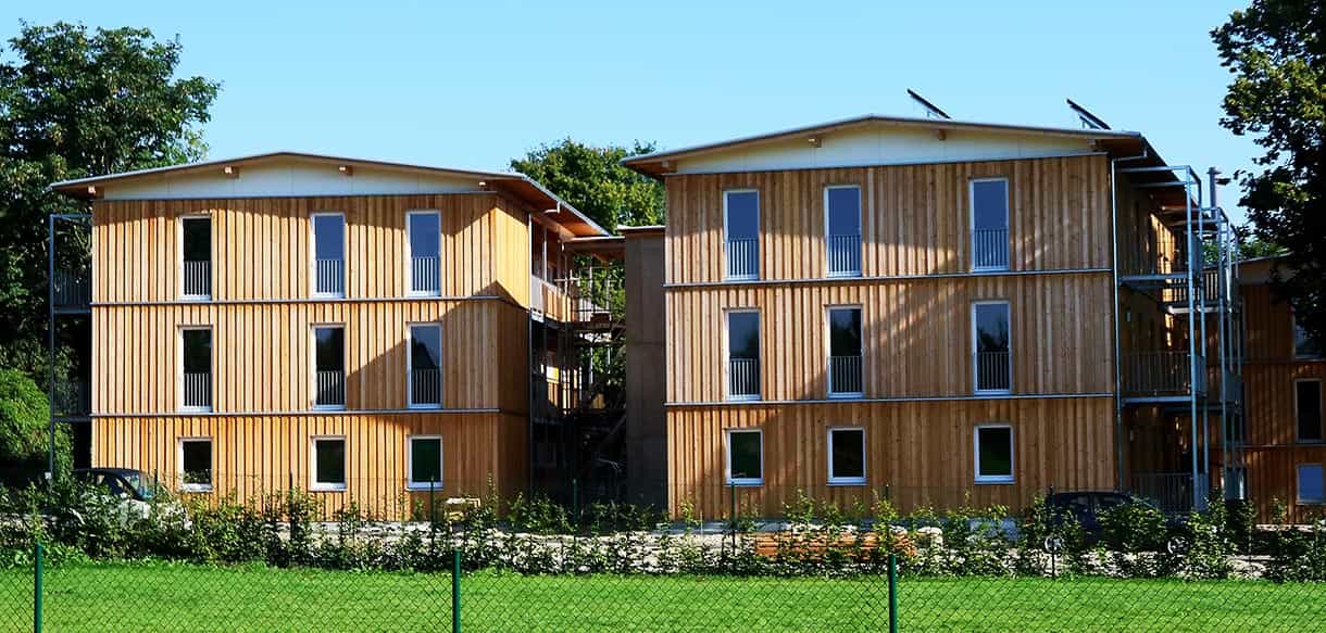 Holzgebäude der Wohnanlage mit 36 Sozialwohnungen im Holzfertigbau mit naturbelassener Holzfassade