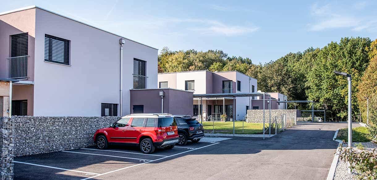 Doppelhausanlage mit 6 Wohneinheiten in Eichgraben mit Parkplätzen und Gabionenmauer