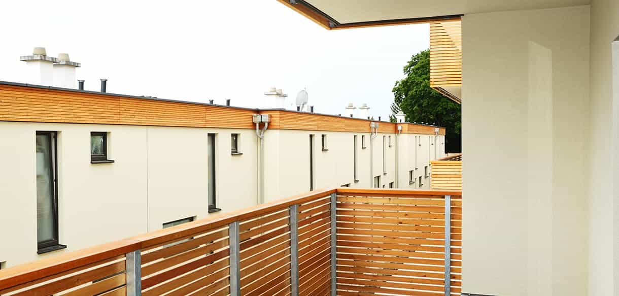 Blick vom Holzbalkon über die Flachdächer der Wohnhausanlage Mistelbach von Haas Fertigbau