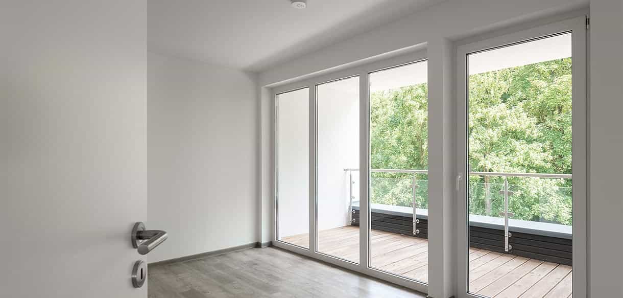 Wohnraum mit Glasfalttür zur Loggia in einer Wohnung im Donau-Wohnpark von Haas Wohnbau