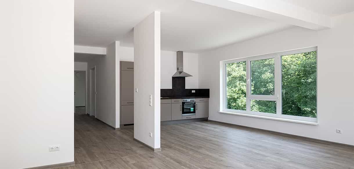 Offener Wohn- und Küchenbereich mit Parkett in einer Wohnung im Donau-Wohnpark