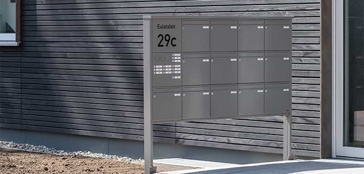 Briefkastenanlage mit Hausnummer 29c vor der Holzfassade eines Wohnhauses im Donau-Wohnpark