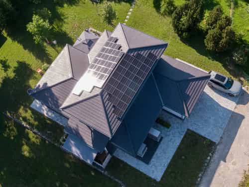 Luftaufnahme von oben auf das Walmdach mit Photovoltaik des Familienhauses Lampl von Haas