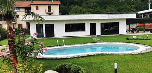 Fertiges Bürogebäude in Meina mit weißer Fassade, Pool und Garten, Außenansicht Hausbausatz Haas Holzbausysteme