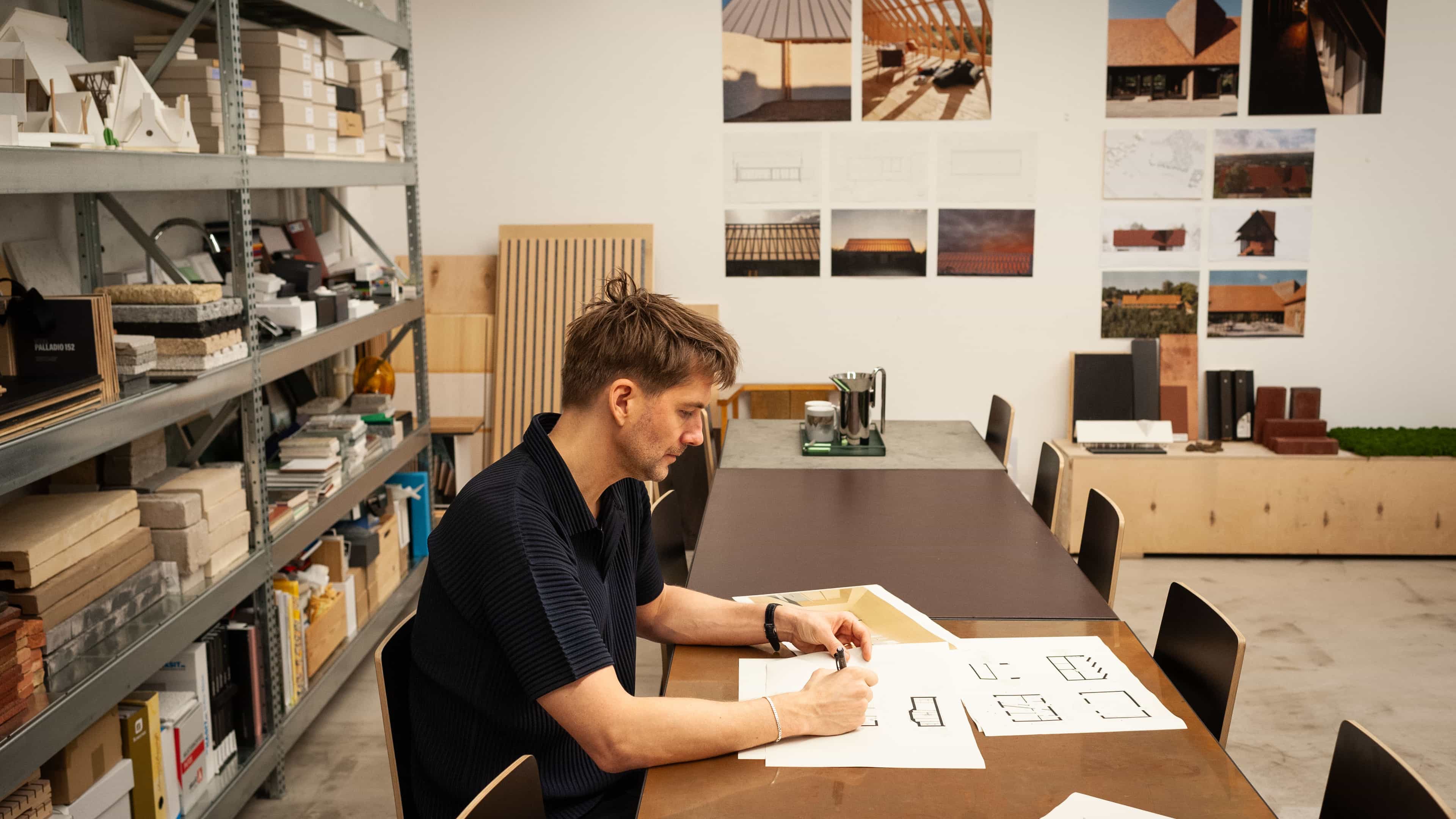 Architekt am Zeichentisch im Atelier mit Materialmustern, Entwurfsarbeit zum Landscape House von Sigurd Larsen x Haas