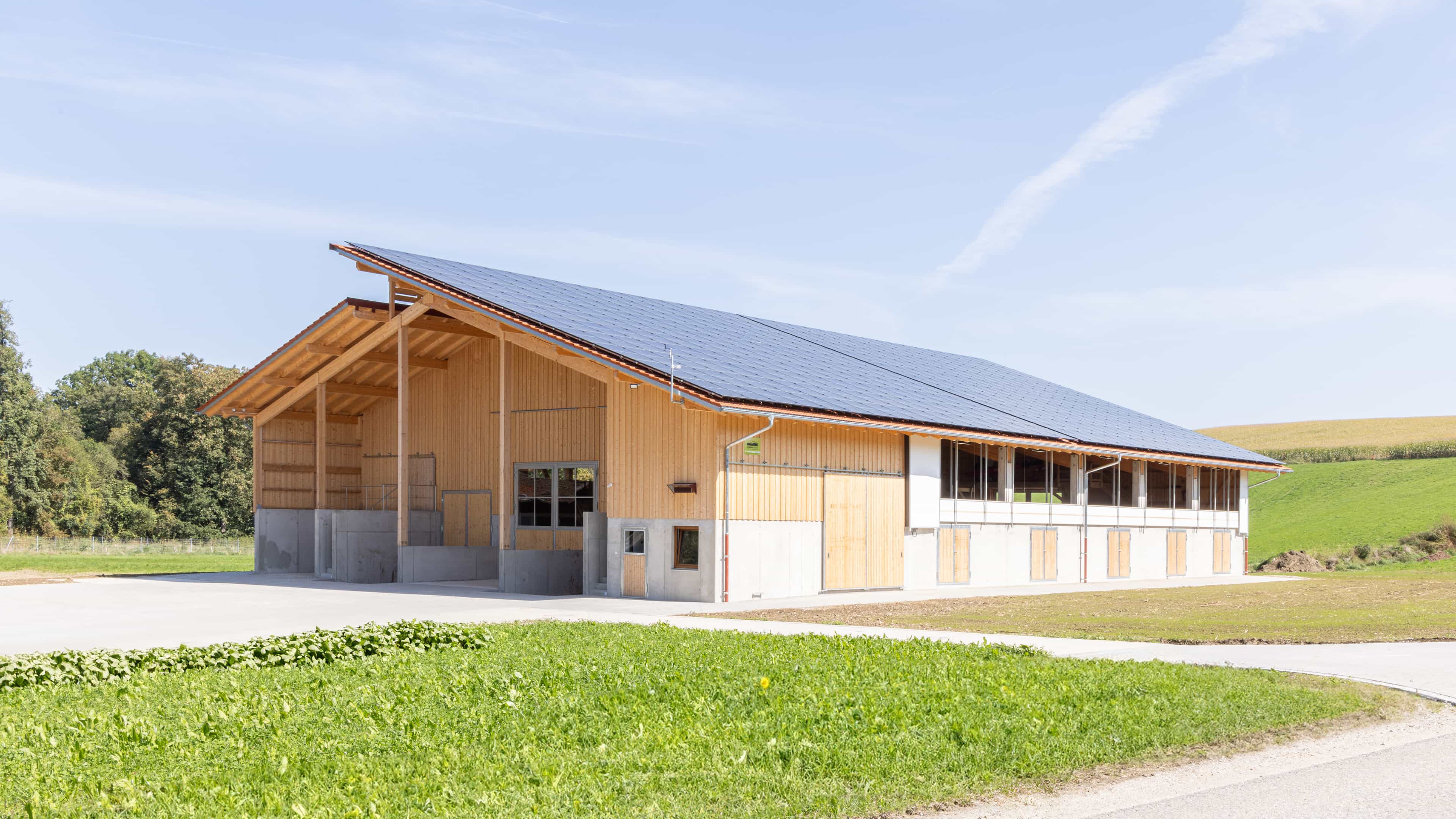Strohstall für Mastrinder in Obertaufkirchen mit Photovoltaikdach und Holzfassade