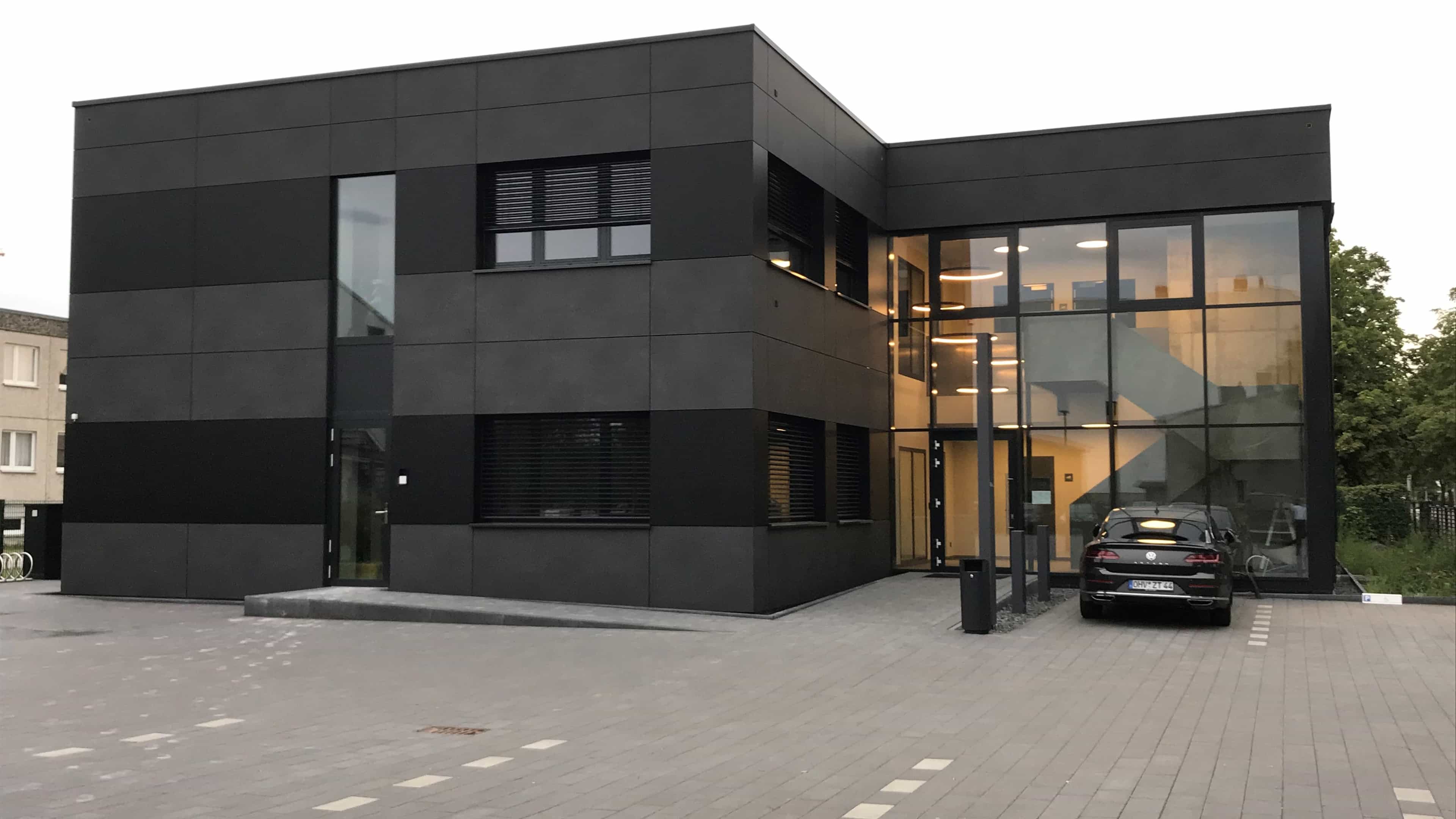 Gesundheitszentrum der Steidten properties + invests GmbH in Oranienburg mit anthrazitfarbener Fassade und Glaseingang