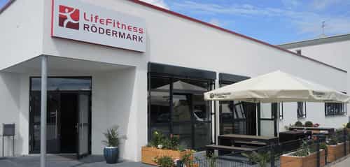 Eingang des Fitnessstudios Life Fitness Rödermark von Haas Gewerbebau mit Logo und Terrasse