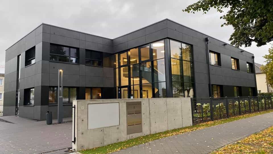 Außenansicht des Gesundheitszentrums Steidten in Oranienburg mit verglastem Eingang und Betonmauer