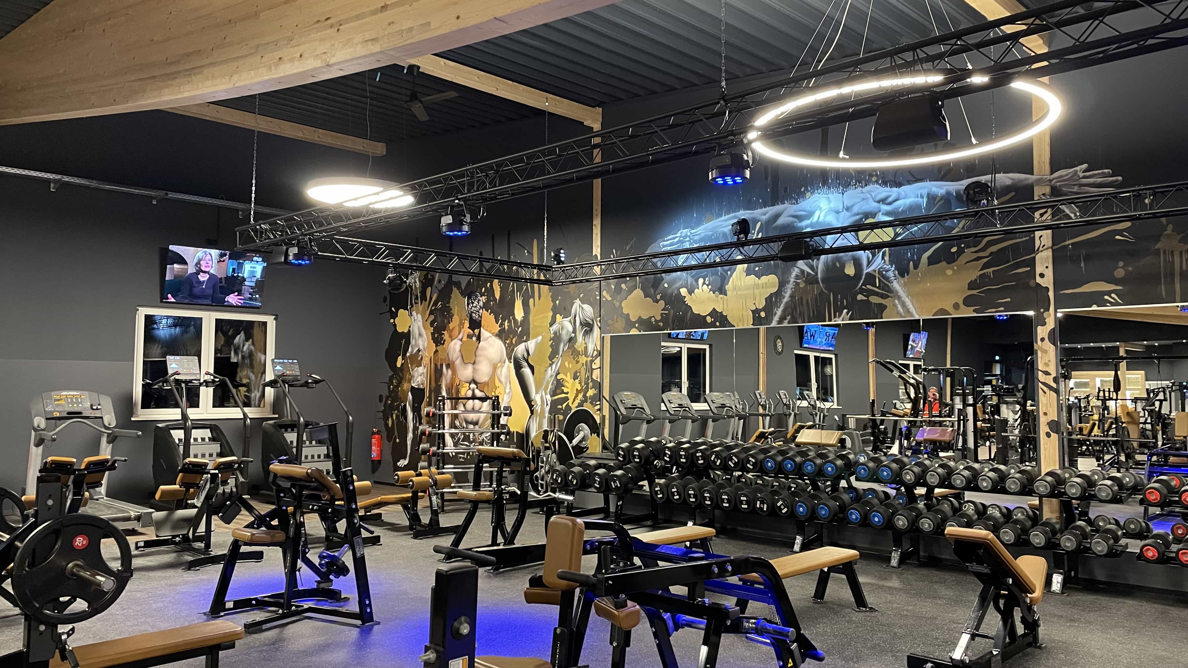 Kraftbereich mit Trainingsgeräten und Hantelbänken im neuen Fitnesscenter Enjoy Fitness