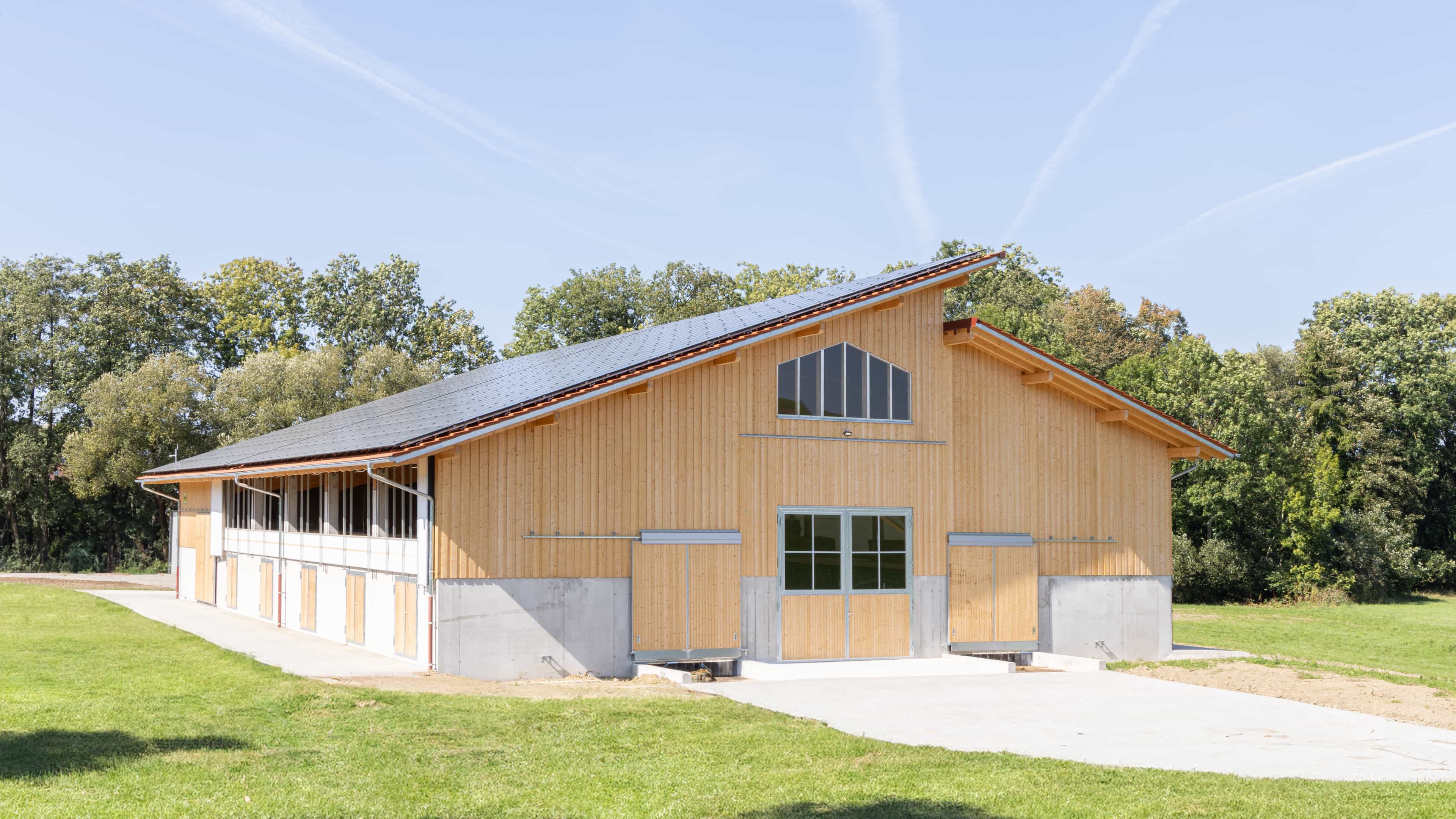 Giebelseite des Strohstalls in Obertaufkirchen mit Holzfassade, Tor und Fenstern