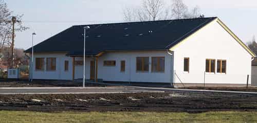 Eingeschossiger Kindergarten Sedmikráska in Bradlec mit dunklem Satteldach kurz nach Fertigstellung