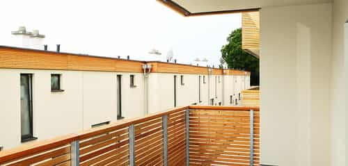 Blick vom Holzbalkon über die Flachdächer der Wohnhausanlage Mistelbach von Haas Fertigbau