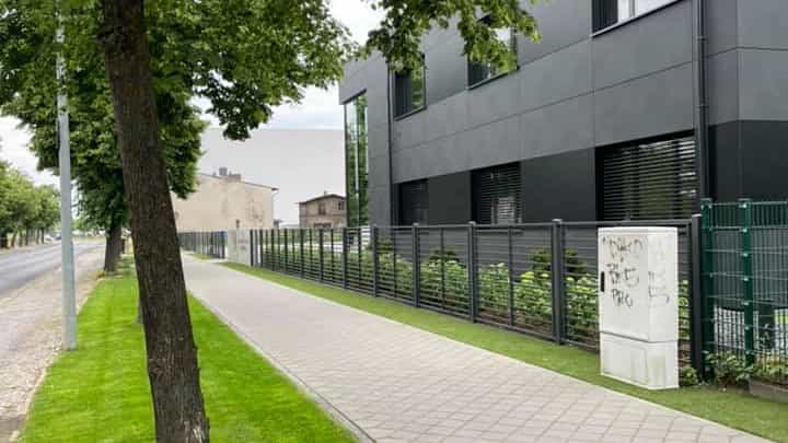 Gesundheitszentrum Steidten in Oranienburg von der Straße aus mit Alleebäumen und Metallzaun