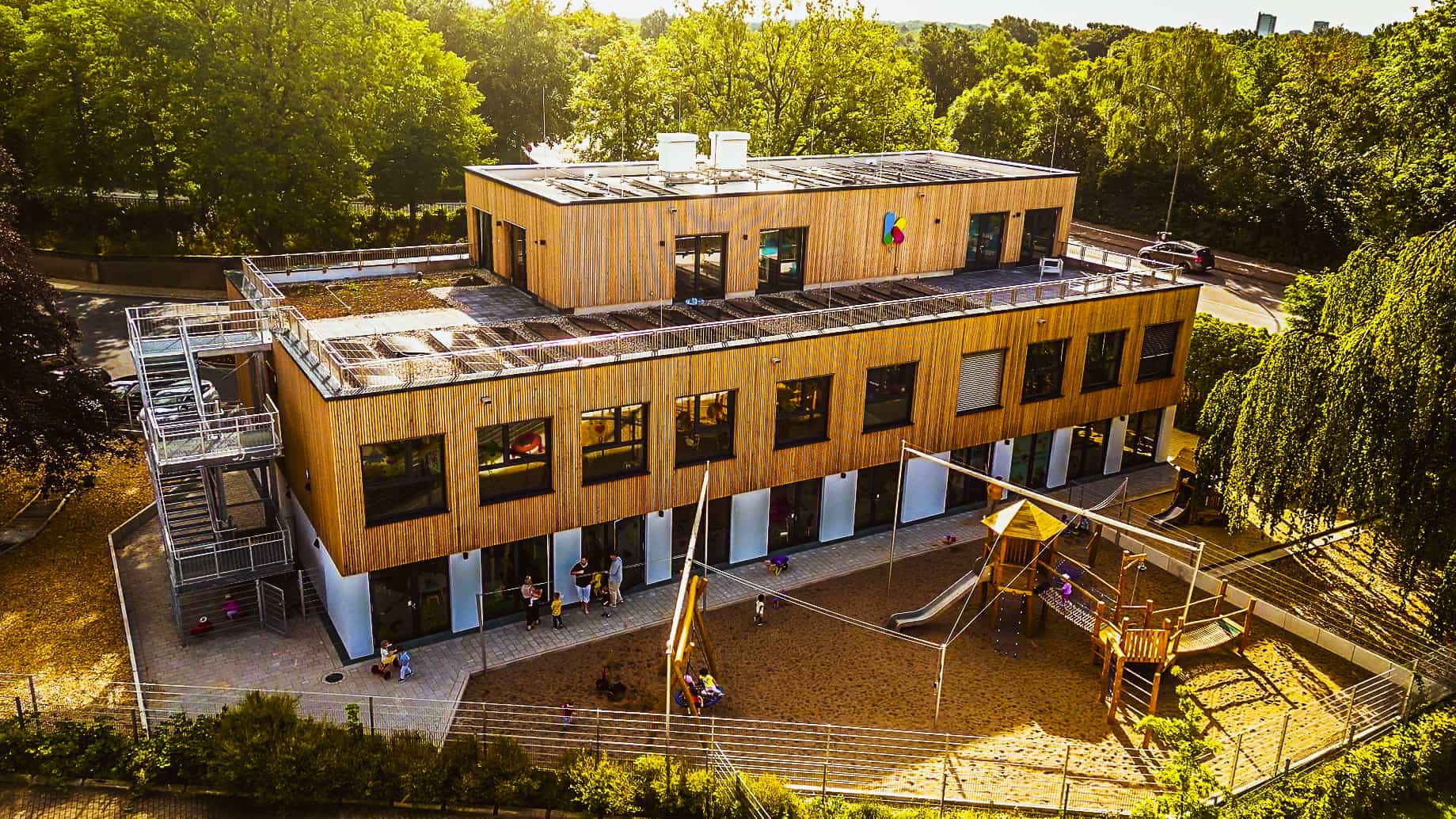 Kita von Klüver & Kompanie in Hamburg aus der Vogelperspektive mit Spielplatz und Dachterrasse