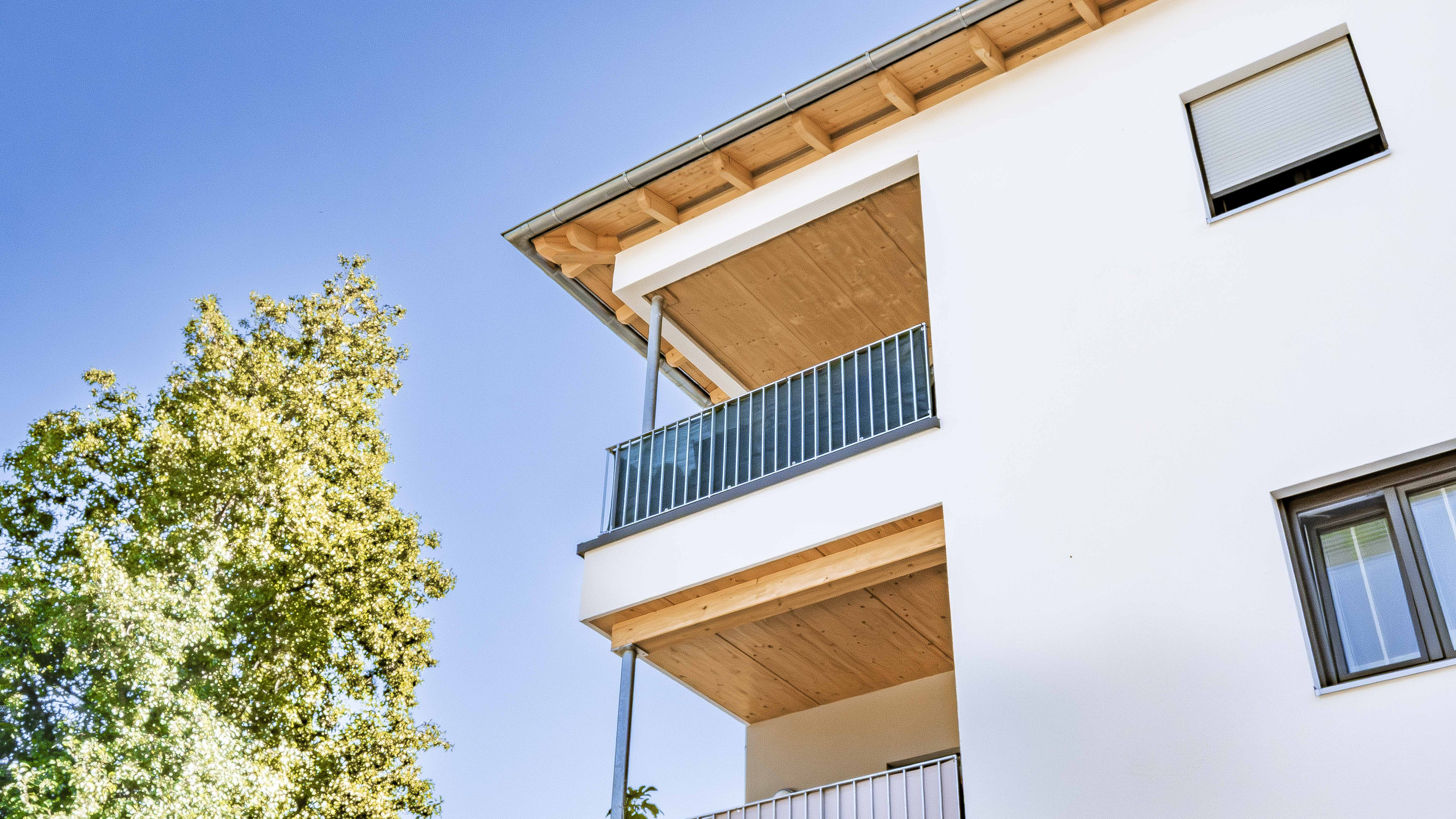 Balkone mit Holzuntersicht und Metallgeländer an der Wohnanlage mit 10 Wohneinheiten in Eichendorf