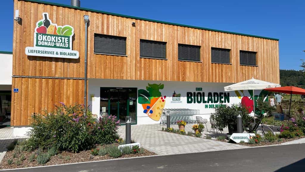 Bioladen der Ökokiste Donau-Wald mit Holzfassade und Eingangsbereich, Objektbericht Haas Gewerbebau