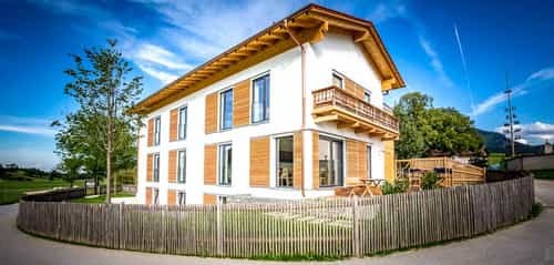 Frühstückspension Moarhof am Samberg mit Holzfassade, Balkon und Lattenzaun, gebaut von Haas Fertigbau