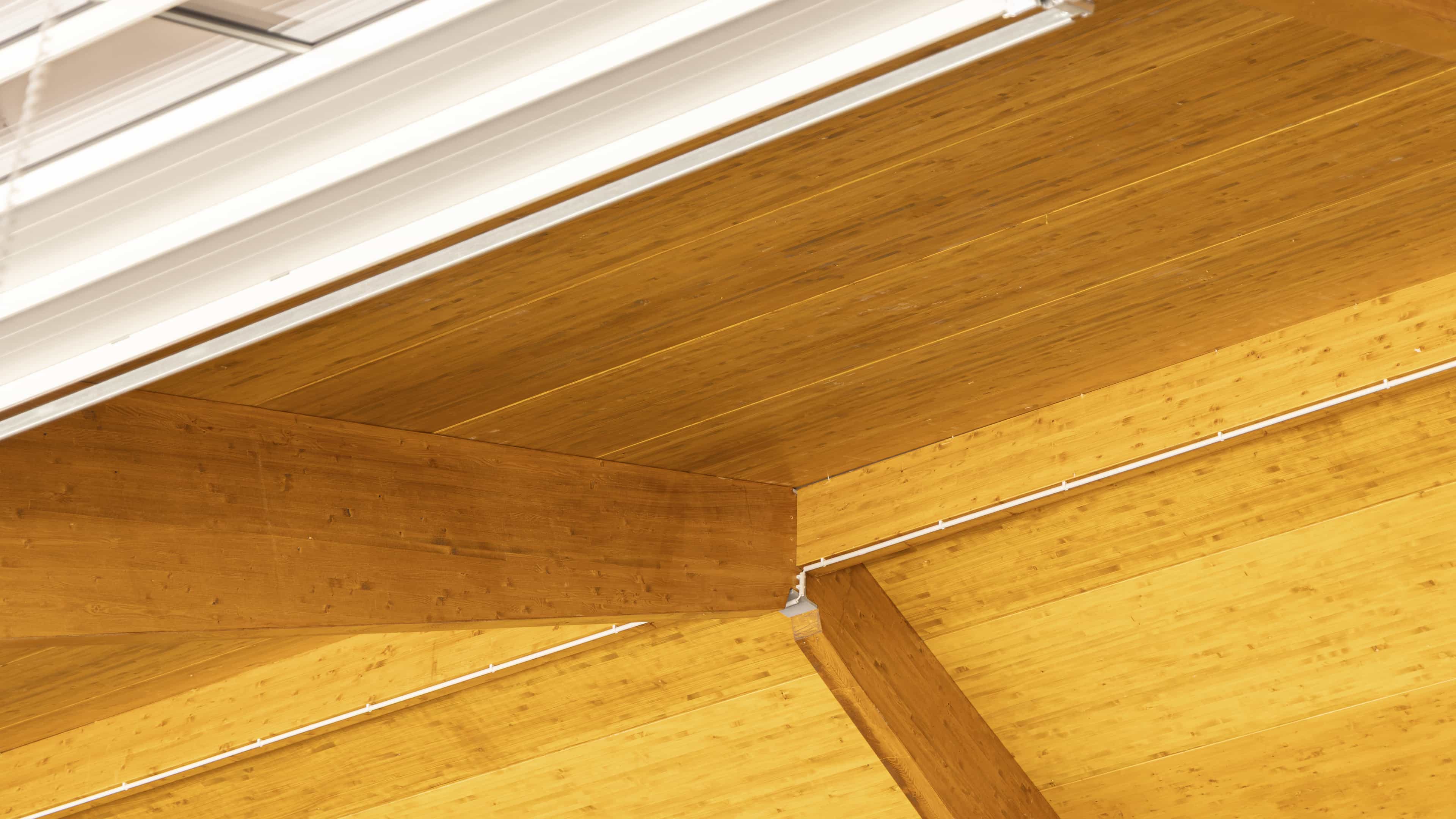 Detail der Leimholzträger unter dem Hallendach von Haas Landwirtschaftsbau