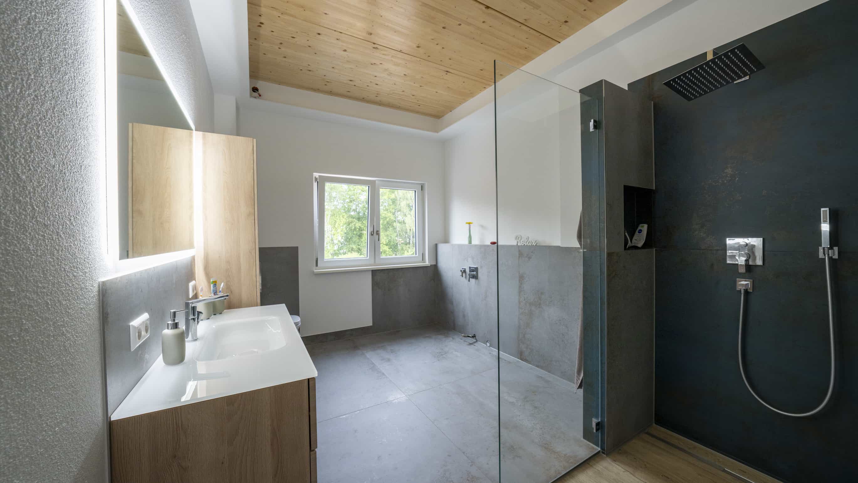 Badezimmer mit Dusche und Holzdecke in einem Personalzimmer der Weinwirtschaft Burgblick, Innenansicht