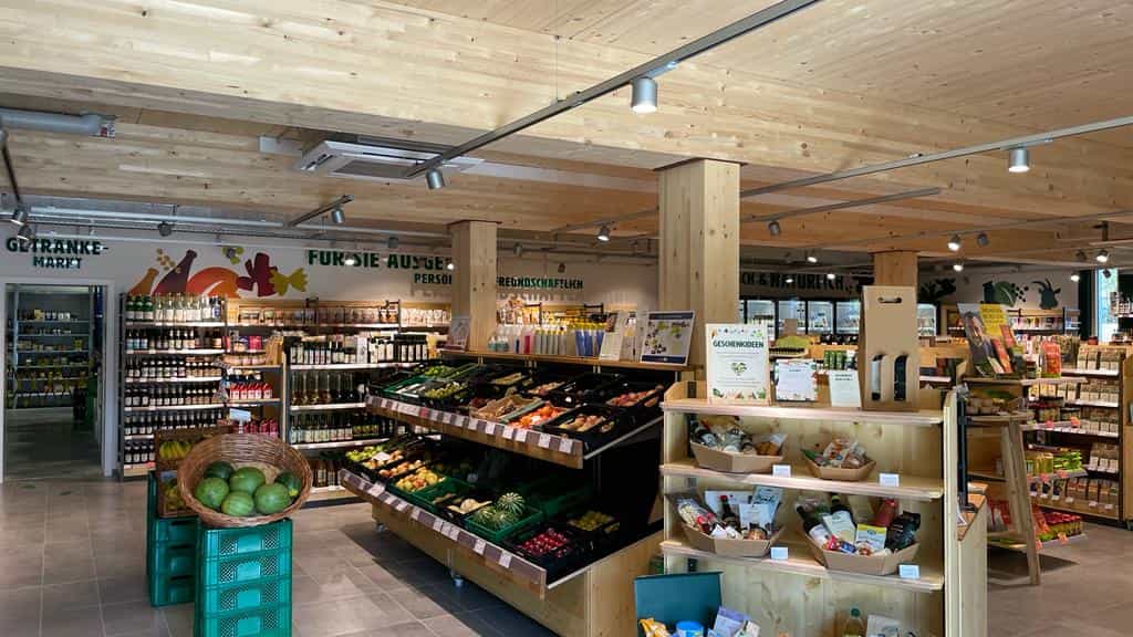 Verkaufsraum des Bioladens mit Obst- und Gemüseregalen unter Holzdecke, Ökokiste Donau-Wald in Wiesenfelden